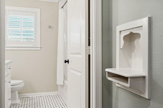 1570 Sue Barnett Drive, Houston, TX 77018