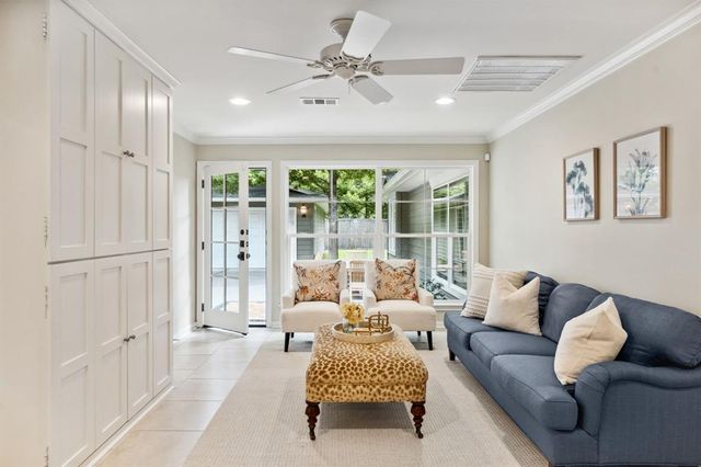 1570 Sue Barnett Drive, Houston, TX 77018