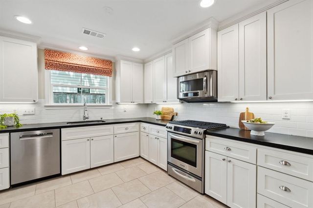 1570 Sue Barnett Drive, Houston, TX 77018
