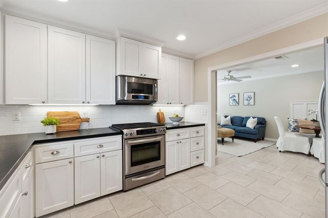 1570 Sue Barnett Drive, Houston, TX 77018
