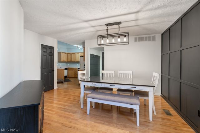 119 Ambleside Way, Amherst, OH 44001