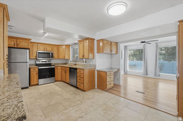 392 E PERRINE DR, Midvale, UT 84047
