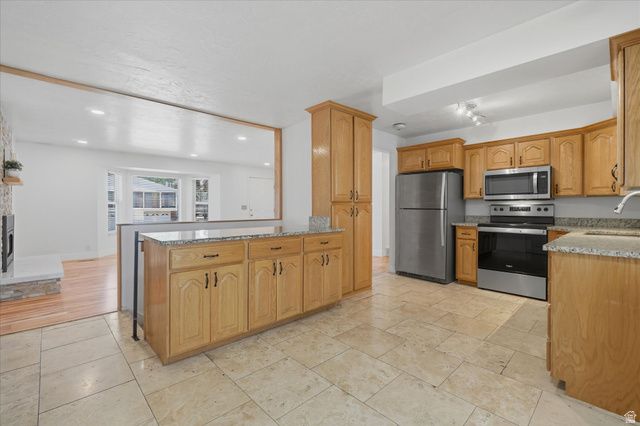 392 E PERRINE DR, Midvale, UT 84047