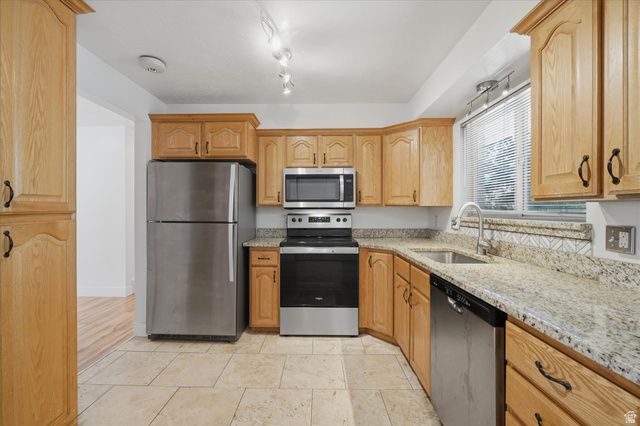 392 E PERRINE DR, Midvale, UT 84047
