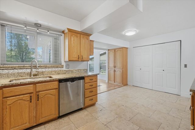 392 E PERRINE DR, Midvale, UT 84047