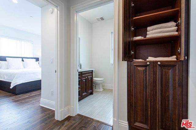 907 S Shenandoah Street 302, Los Angeles, CA 90035