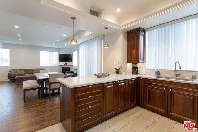 907 S Shenandoah Street 302, Los Angeles, CA 90035