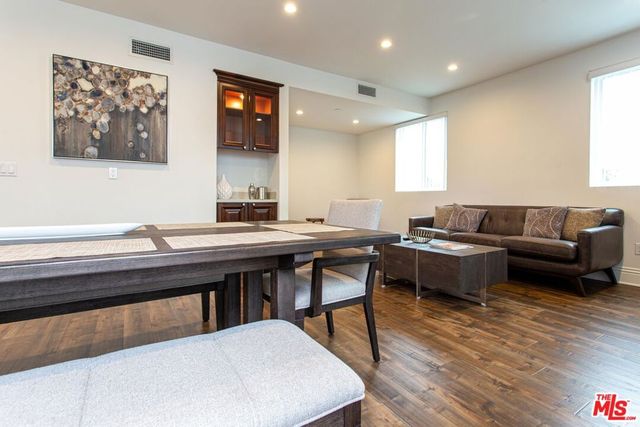 907 S Shenandoah Street 302, Los Angeles, CA 90035