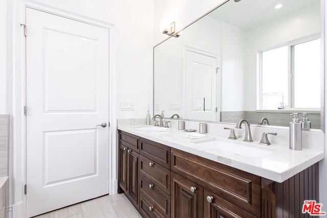 907 S Shenandoah Street 302, Los Angeles, CA 90035