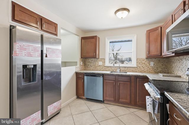 11 OAKMONT DR, New Castle, DE 19720