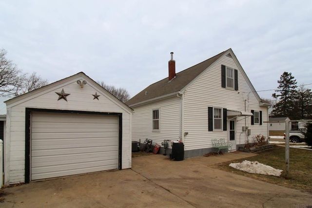 303 West Street, Reinbeck, IA 50669