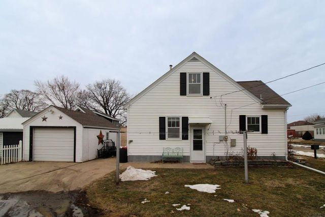 303 West Street, Reinbeck, IA 50669