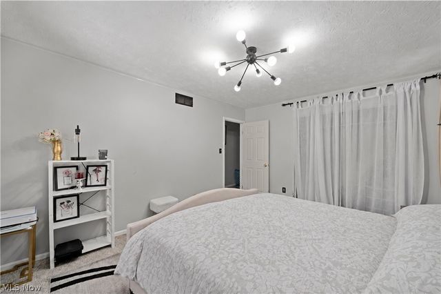 2382 Penny Lane, Youngstown, OH 44515