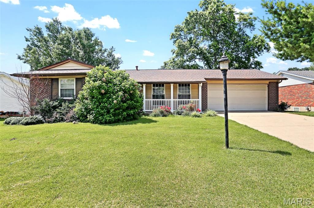 11826 Park Court, Maryland Heights, MO 63043