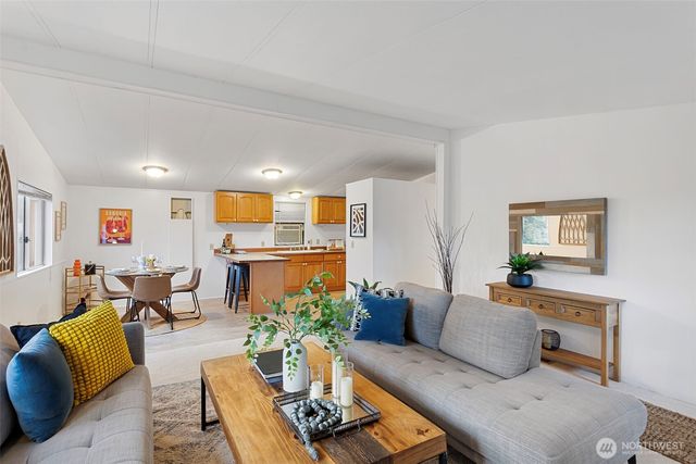 19015 16th Avenue NE, Shoreline, WA 98155