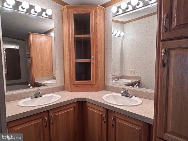 27 E BROADWAY, Etters, PA 17319