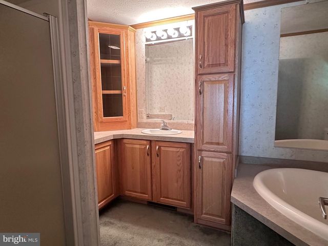 27 E BROADWAY, Etters, PA 17319