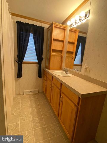 27 E BROADWAY, Etters, PA 17319