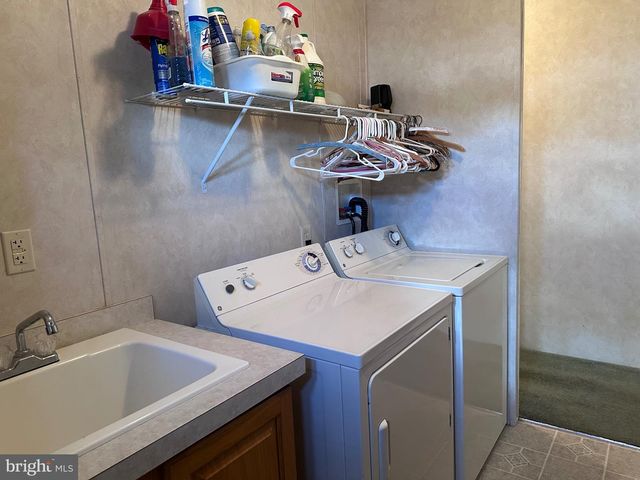 27 E BROADWAY, Etters, PA 17319