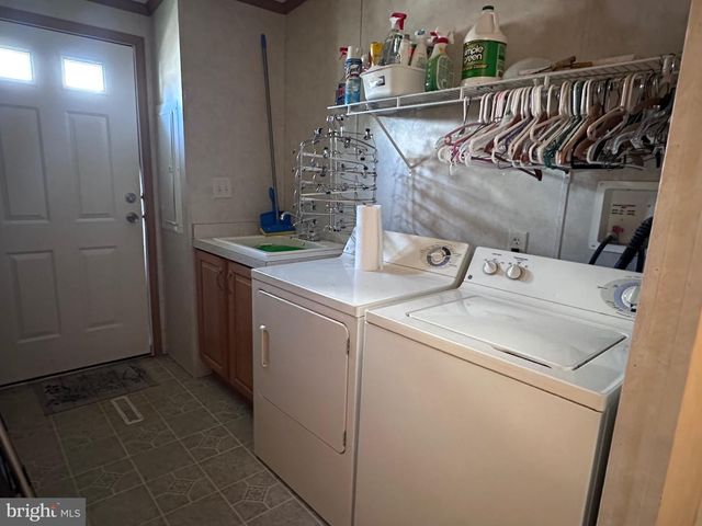 27 E BROADWAY, Etters, PA 17319