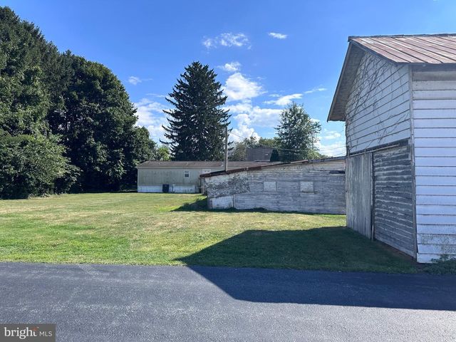 27 E BROADWAY, Etters, PA 17319