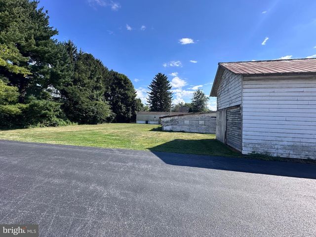 27 E BROADWAY, Etters, PA 17319
