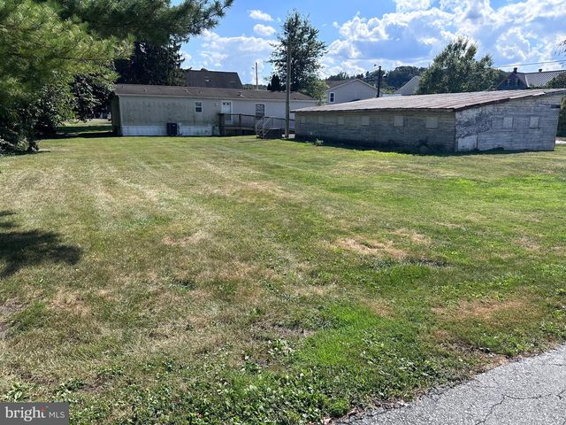 27 E BROADWAY, Etters, PA 17319