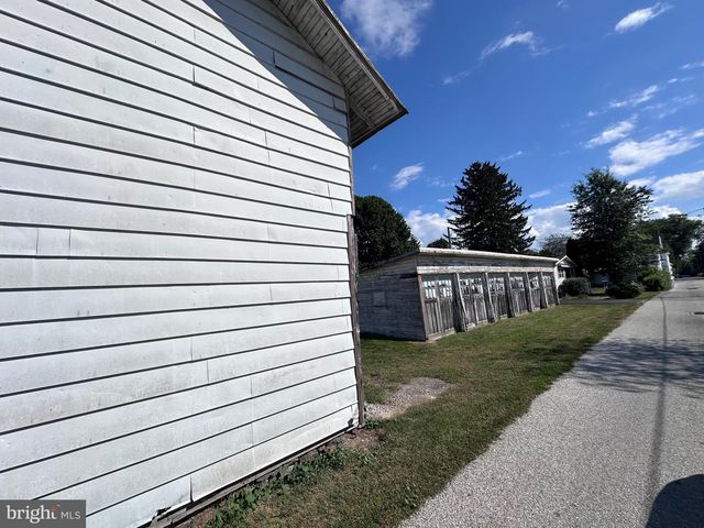 27 E BROADWAY, Etters, PA 17319