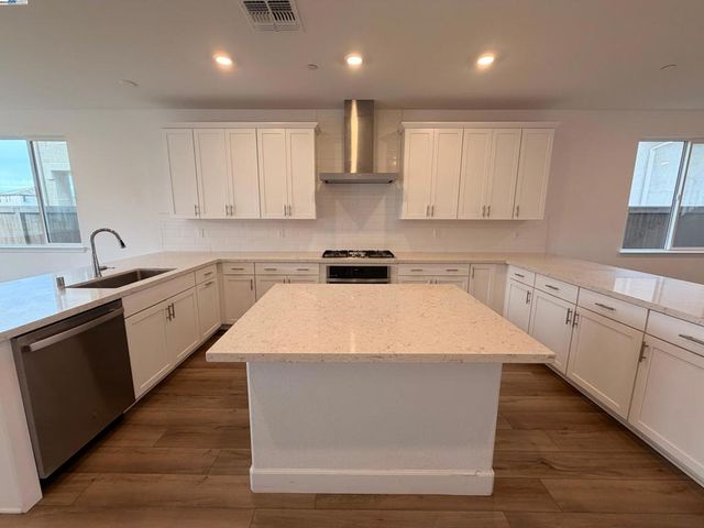 10349 Baldy Dr, Stockton, CA 95219