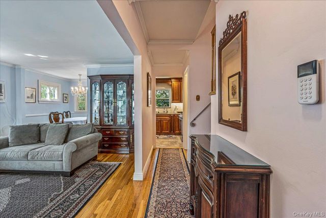 80 Russell Road, Garden City, NY 11530