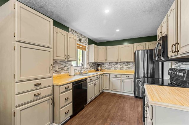 2954 Heatherwood Circle S, Moorhead, MN 56560
