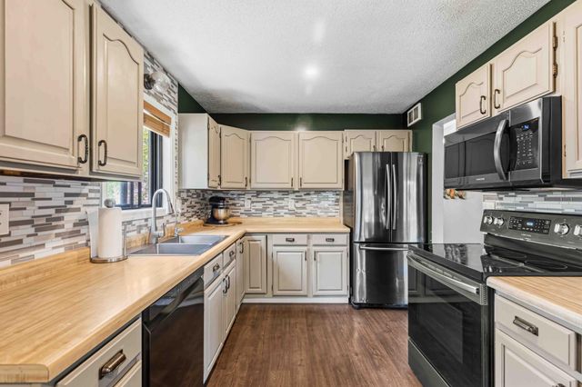 2954 Heatherwood Circle S, Moorhead, MN 56560