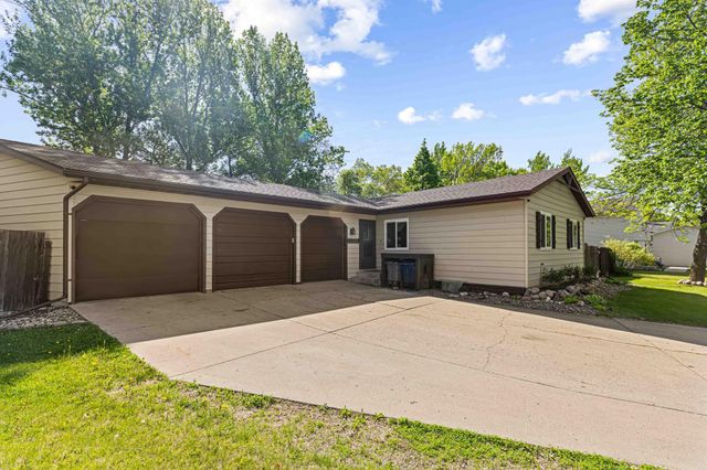 2954 Heatherwood Circle S, Moorhead, MN 56560