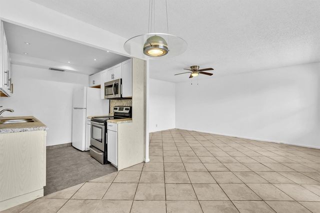 3076 Cornwall D, Boca Raton, FL 33434