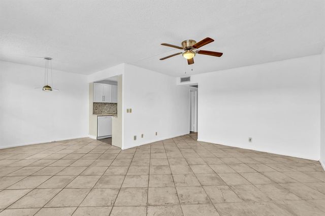 3076 Cornwall D, Boca Raton, FL 33434