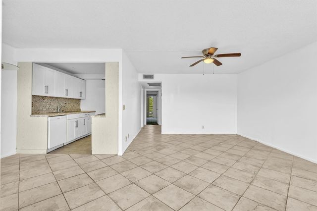 3076 Cornwall D, Boca Raton, FL 33434