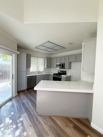 106 Gilded Rock Cir, Folsom, CA 95630