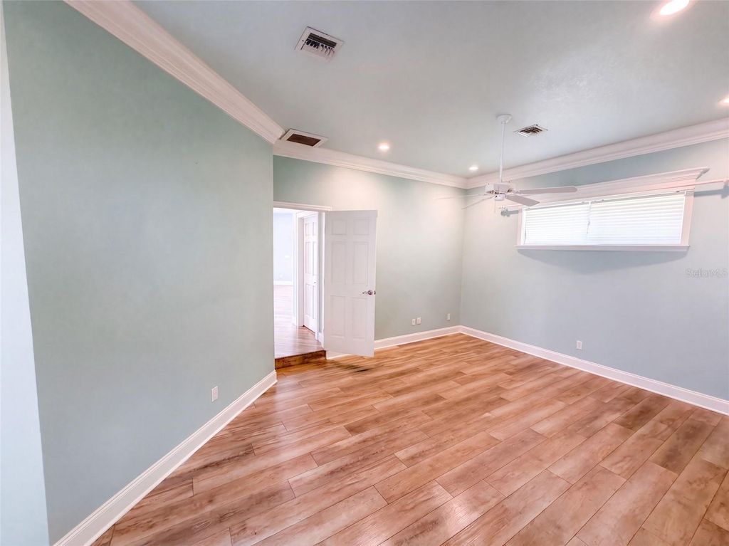 Image 10 of property listing at 4335 SE 8TH STREET, Ocala, FL 34471