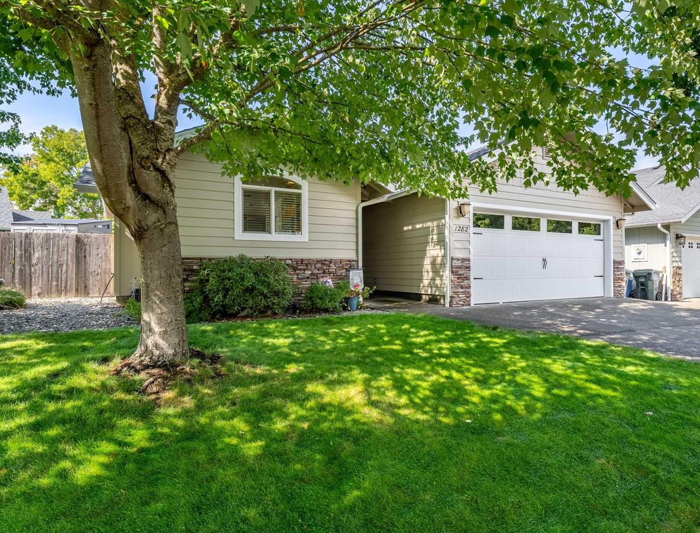 1282 Angler Lane, Grants Pass, OR 97527