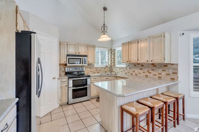 8752 S ALTA COVE DR, Sandy, UT 84093
