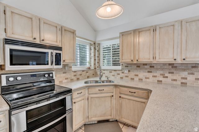 8752 S ALTA COVE DR, Sandy, UT 84093