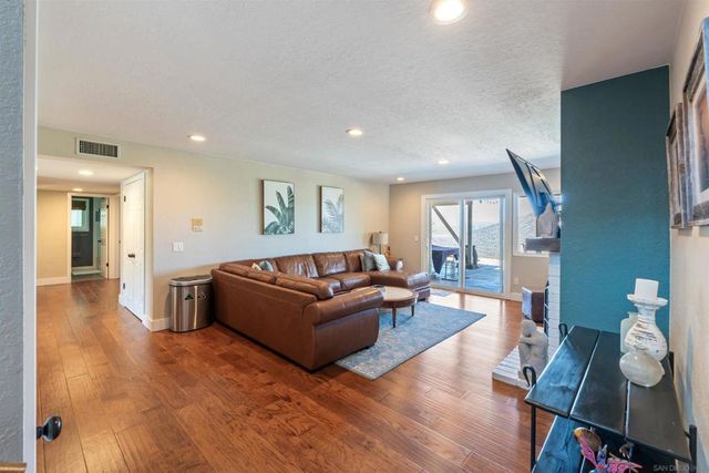 17924 Saint Andrews Dr, Poway, CA 92064