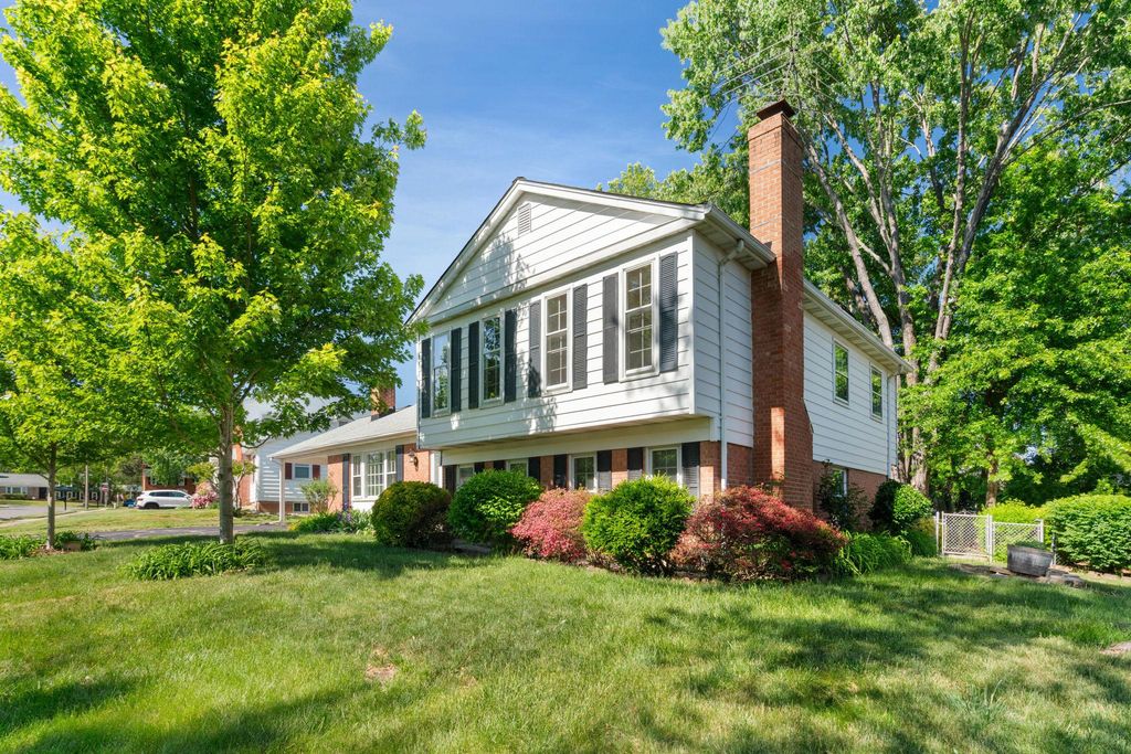 5716 GLAMIS DR, Alexandria, VA 22315
