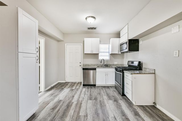 424 S Broadway Street, La Porte, TX 77571