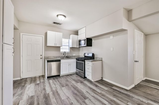 424 S Broadway Street, La Porte, TX 77571