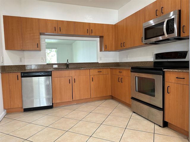 8236 SW 25th Ct 103, Hollywood, FL 33025