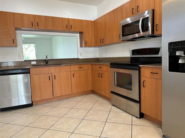 8236 SW 25th Ct 103, Hollywood, FL 33025