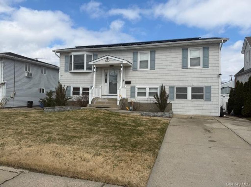 16 W Marine Avenue, Lindenhurst, NY 11757