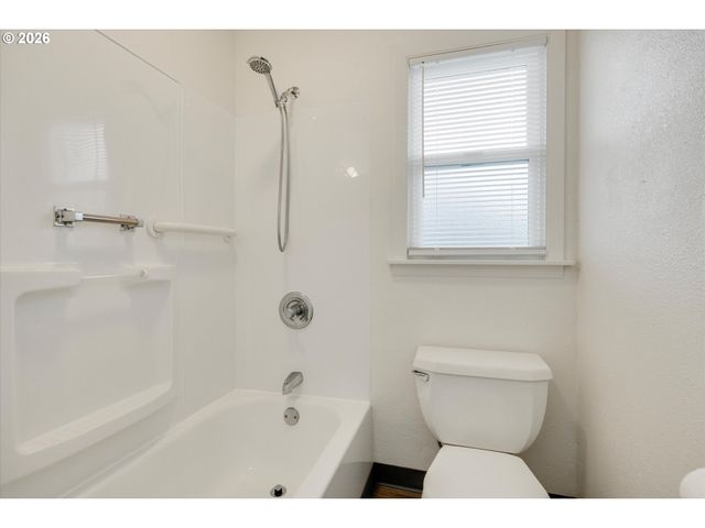 406 EASTFIELD Dr, Oregon City, OR 97045