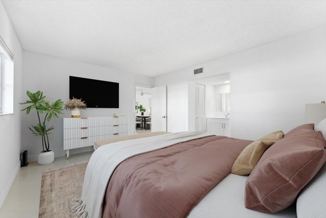 7797 Golf Cir Drive 104, Margate, FL 33063